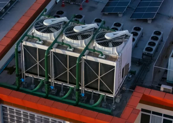 Industrial Liquid Cooling System with Heat Exchanger for Cold Plate Applications Rooftop industrial liquid cooling system with fans, piping, and heat exchangers used in cold plate thermal management systems