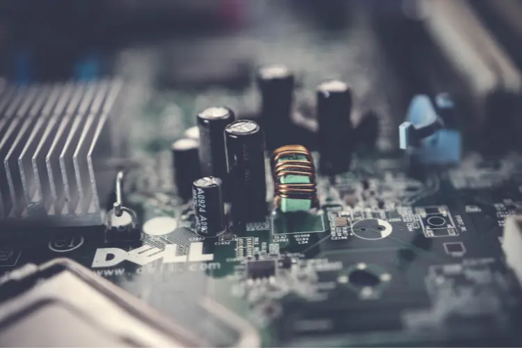 Aluminum heatsink and electronic components on motherboard for overheating prevention and thermal management
